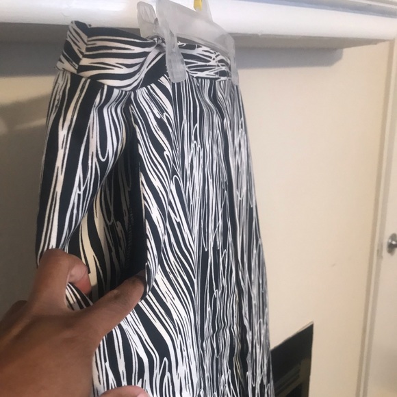 Black and white skirts with pockets - Picture 4 of 4